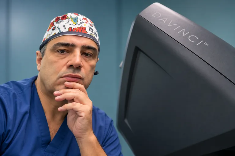 Dott. Nicola Sforza accanto alla console chirurgica da Vinci